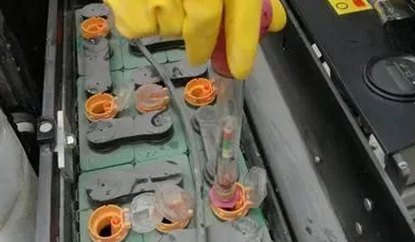 90%的人竟然不知道，，，，叉车蓄电池要加水？？？？？？