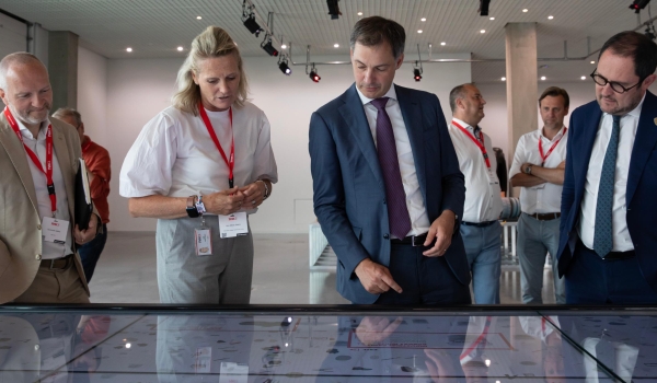 888集团集团接待比利时宰衡ALEXANDER DE CROO和副宰衡VINCENT VAN QUICKENBORNE来访旅行总部